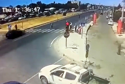 Yaya geçidinde otomobilin çarptığı yaya ağır yaralandı