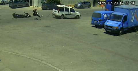 Motosikletle hafif ticari aracın çarpıştığı, 2 kişinin yaralandığı kaza kamerada