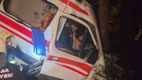 Bursa’da kamyonet ile hasta nakil ambulansı çarpıştı; 5 yaralı