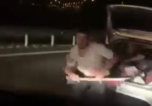 Ankara'da önünü kestikleri otomobilin sürücüsüne baltayla saldırdılar; o anlar kamerada