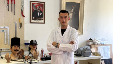 Yapımında çalıştığı Polis Müzesi'ne polis olarak geri döndü
