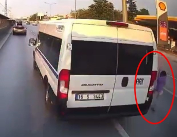 Otizmli çocuğa çarpmamak için sürücüsünün manevra yaptığı minibüs beton mikseriyle çarpıştı
