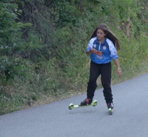 Kayaklı koşu takımı sporcuları, 40 derecede asfalt yolda çalışıyor