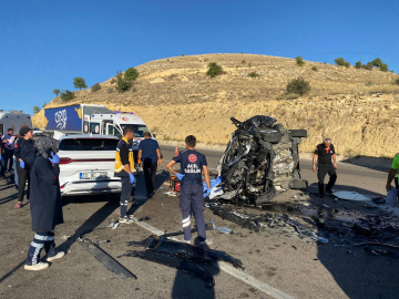 Malatya’da hafif ticari araç ile otomobil çarpıştı: 4 ölü, 2 yaralı (2)