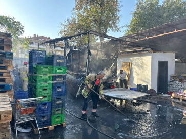 Market kamyonu yangında kullanılamaz hale geldi