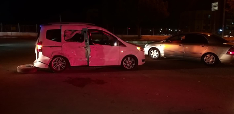 Adana'da hafif ticari araç ile otomobil çarpıştı; 2 yaralı