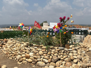 Mezarlığın hüzünlü simgeleri; rüzgar gülleri