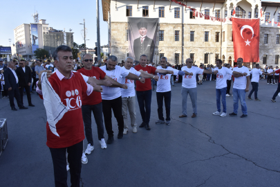 Sivas'ta 1058 kişilik meydan halayı