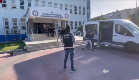 İzmir'in 3 ilçesinde eş zamanlı operasyon; otomobilin gizli bölmesinden tabanca çıktı
