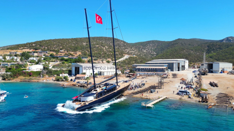 Bodrum'da 7 yılda tamamlanan 50 metre boyundaki yelkenli denize indirildi
