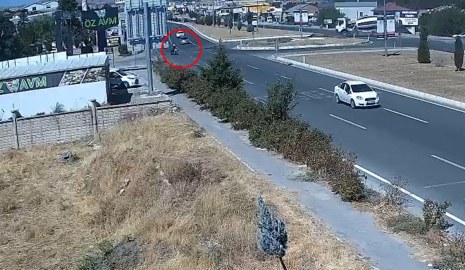 Otomobil ile motosiklet çarpıştı: 1'i ağır 2 yaralı; kaza kamerada
