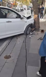 İstanbul - Bayrampaşa’da kaldırımdan yola atlayan çocuğa otomobil çarptı, o anlar kamerada