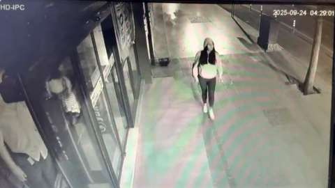 Isparta - Otomobil mağazaya çarptı; kazadan saniyelerle kurtuldu /Video eklendi