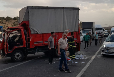 İşçileri taşıyan kamyonet ile kamyon çarpıştı: 14 yaralı