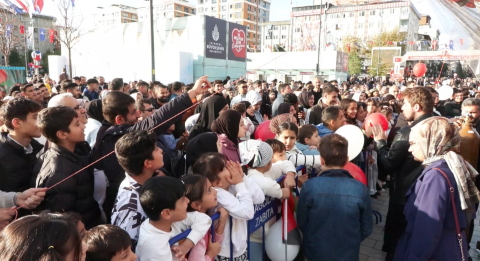 Bağcılar’da Gazze’deki kız çocukları için balon uçuruldu
