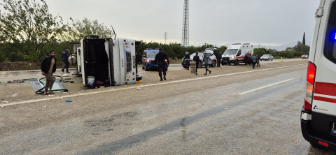 Adana'da tarım işçilerini taşıyan midibüs devrildi: 1'i çocuk, 11 yaralı