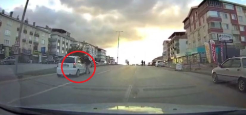 Yolun karşısına geçerken otomobilin çarptığı 2 kişi yaralandı; o anlar kamerada