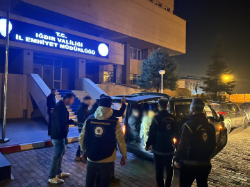 Hafif ticari aracın bagajından 10 kaçak göçmen çıktı