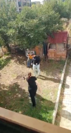 Annesini ve kız kardeşini darbetti; o anlar kamerada