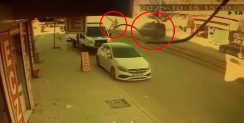 Şırnak'ta hafif ticari araçla çarpışan motosikletin sürücüsü ağır yaralandı; kaza kamerada (2)