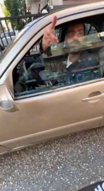Otomobiliyle ters yönde giden sürücü, motosikletliyle tartıştı; o anlar kamerasında