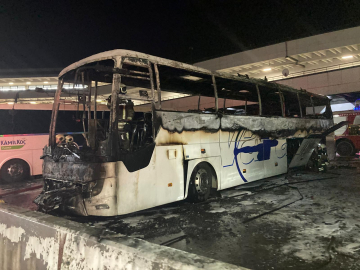 AŞTİ’de park halindeki yolcu otobüsü yandı