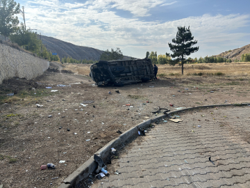 Minibüs, istinat duvarından düştü: 4 yaralı