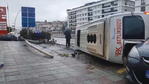 İstanbul - Büyükçekmece'de aydınlatma direğine çarpan minibüs devrildi: 2 yaralı