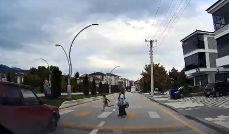 Bolu- Yaya geçidinde otomobilin çarptığı çocuk yaralandı; kaza kamerada /Video eklendi
