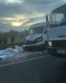 Otomobil, patlayan lastiği değiştirmeye çalışanlara çarptı: 1 ölü, 4 yaralı
