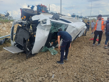 Hava yolu firmasının personelini taşıyan minibüs devrildi: 1'i ağır 5 yaralı
