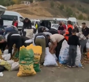 Arızalanan kamyonetindeki patatesleri ücretsiz dağıttı