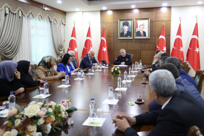 Bakan Yerlikaya, 'Diyarbakır Anneleri' ile bir araya geldi