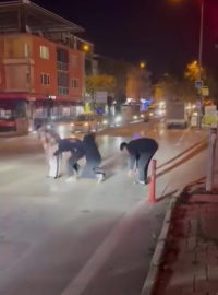 Yaya geçidinden ‘birdirbir’ oynayarak geçtiler