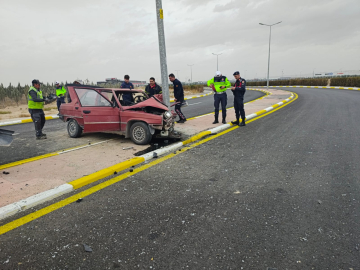 Aydınlatma direğine çarpan otomobilin sürücüsü öldü, eşi yaralandı