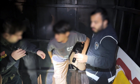 Bitlis'te kamyonet kasasındaki gizli bölmede 12 kaçak göçmen yakalandı: 2 tutuklama