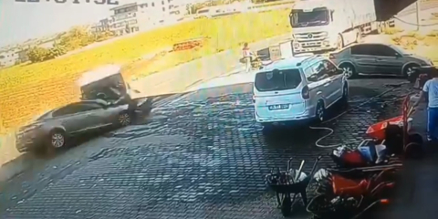 Diyarbakır’da otomobille minibüsün çarpıştığı kazada 3 kişi yaralandı; o anlar kamerada