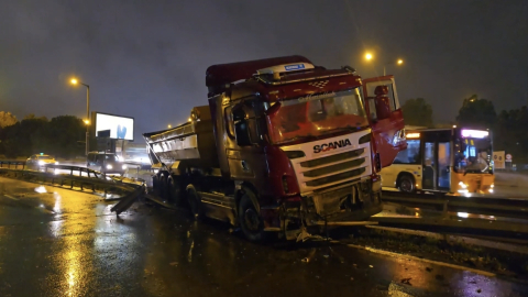 İstanbul - Ataşehir'de ıslak yolda kayan hafriyat kamyonu yan yola girdi