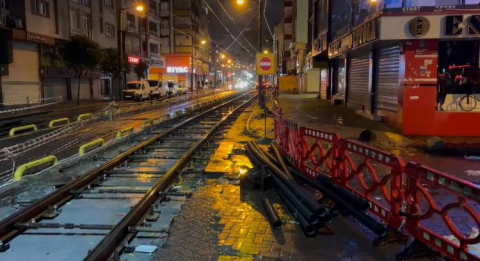 İstanbul - Zeytinburnu’nda otomobil çalışma yapılan tramvay yoluna girdi