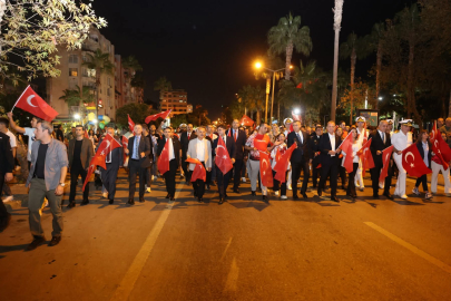 Mersin'de 102 metre uzunluğunda Türk bayrağıyla yürüyüş yapıldı