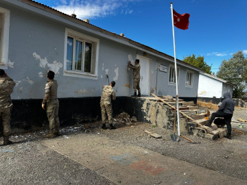 Bingöl'de jandarmadan köy okuluna bakım