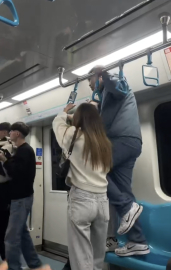 İstanbul-Marmaray'da iki grubun tekme ve yumruklu kavgası kamerada