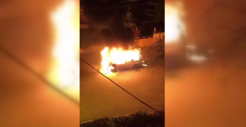 Hareket halindeki hafif ticari araç alev alev yandı