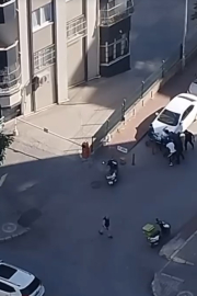 Kuryenin tartıştığı grup tarafından darbedildiği anlar kamerada