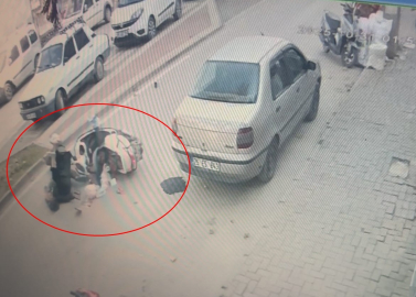 Motosiklet yayaya çarptı; 2 yaralı