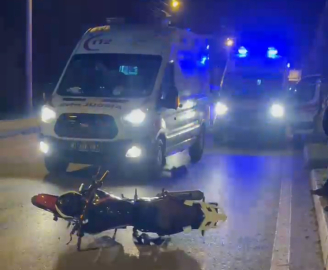 Taksinin motosiklete çarpıştığı kaza kamerada; 2 yaralı