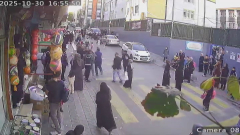 İstanbul - Sultangazi'de çocuğu taciz ettiği öne sürülen kişiyi mahalleli darbetti / Güvenlik kamerası eklendi