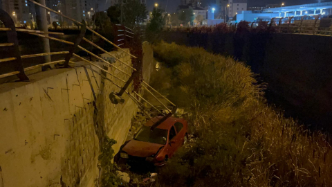 Otomobil kanala düştü, sürücü yara almadı