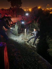 Asi Nehri'ne düşen motosikletliyi itfaiye erleri kurtardı