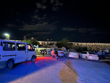 Kayalıklarda yürürken denize düşüp, ağır yaralandı